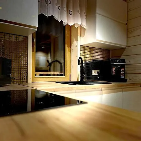 Zymbiansko 2 Z Jacuzzi 木屋 *