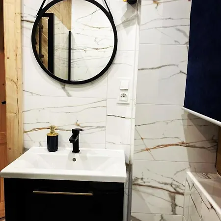 Zymbiansko 2 Z Jacuzzi 木屋