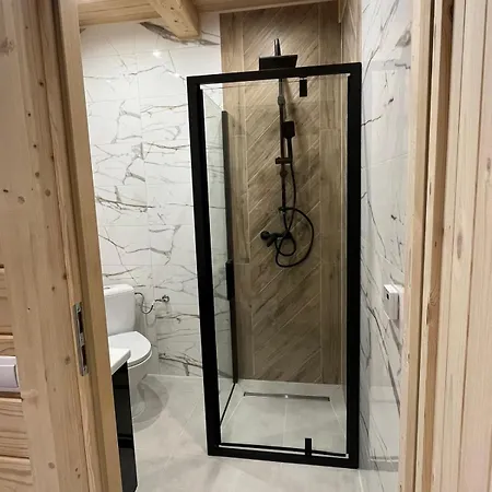 Zymbiansko 2 Z Jacuzzi 木屋