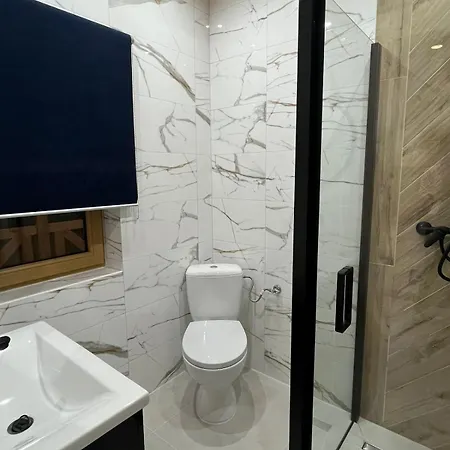 Zymbiansko 2 Z Jacuzzi 木屋 扎布